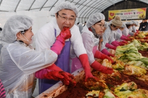 [현장 행정] 1200포기 꽉 찬 나눔…情 가득한 도봉 텃밭