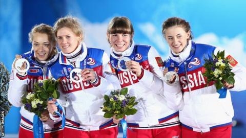   2014 소치동계올림픽 바이애슬론 릴레이 은메달을 땄던 러시아 선수들. 왼쪽부터 올가 자이체바, 야나 로마노바, 에카테리나 슈밀로바, 올가 빌류키나. 로마노바와 빌류키나가 27일 국제올림픽위원회로부터 평생 올림픽 출전을 금지당했다.  AFP 자료사진 