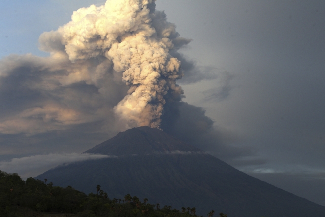 분화를 거듭하고 있는 인도네시아 발리 섬 최고봉 ‘아궁 화산’에서 28일(현지시간)에도 연기기둥이 치솟고 있다. AP 연합뉴스
