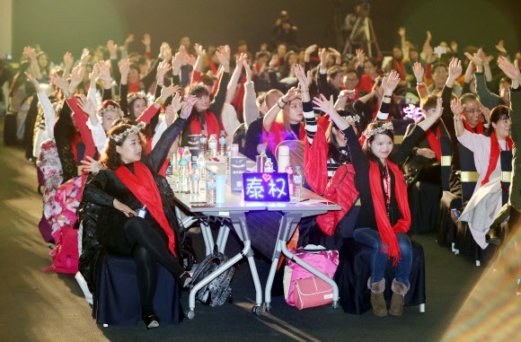 지난 1월 인천 송도컨벤시아에서 열린 ‘중국 회격생물그룹 기업회의 행사’에서 그룹 임직원 500여명이 행사를 즐기고 있다.  서울신문 포토라이브러리