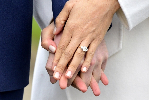 영국 해리 왕자가 약혼녀 메건 마클에게 끼워준 고(故) 다이애나 왕세자빈의 다이아몬드로 만든 반지. AP 연합뉴스