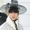 방탄소년단 진, 한복 차림으로 공항 등장한 이유