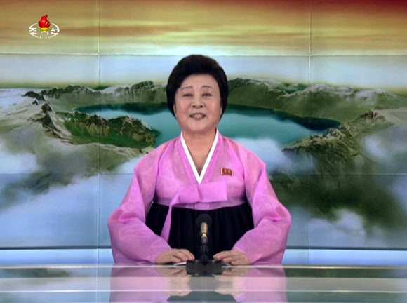 북한 정부 성명 발표 북한이 29일 새로운 대륙간탄도미사일(ICBM)인 ‘화성-15형’ 미사일 발사에 성공했다고 발표했다. 북한 리춘히 아나운서가 조선중앙TV를 통해 이런 내용의 정부 성명을 발표하는 모습. 2017.11.29