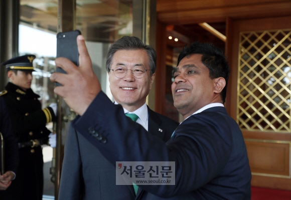 [서울포토] 스리랑카 수행원과 셀카 찍는 문재인 대통령