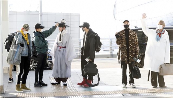 방탄소년단, ’팬들 위해 공항 깜짝 퍼포먼스’