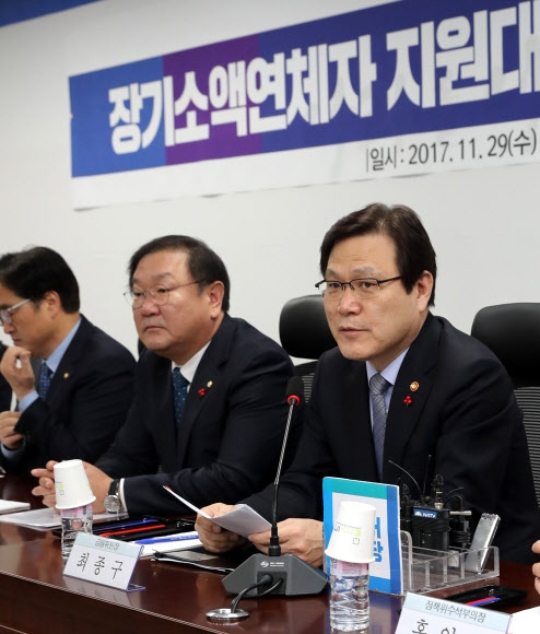 최종구(오른쪽) 금융위원장 연합뉴스