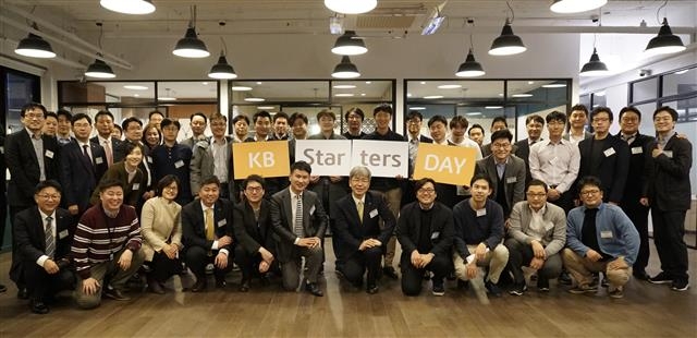 지난 28일 서울 강남구 이노베이션 허브에서 ‘KB 스타터스 데이’ 참석자들이 기념촬영을 하고 있다. KB금융지주 제공