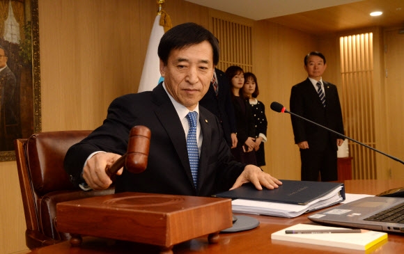 이주열 한국은행 총재가 30일 오전 서울 중구 한국은행 삼성본관에서 열린 금융통화위원회에 참석해 의사봉을 두드리고 있다. 연합뉴스