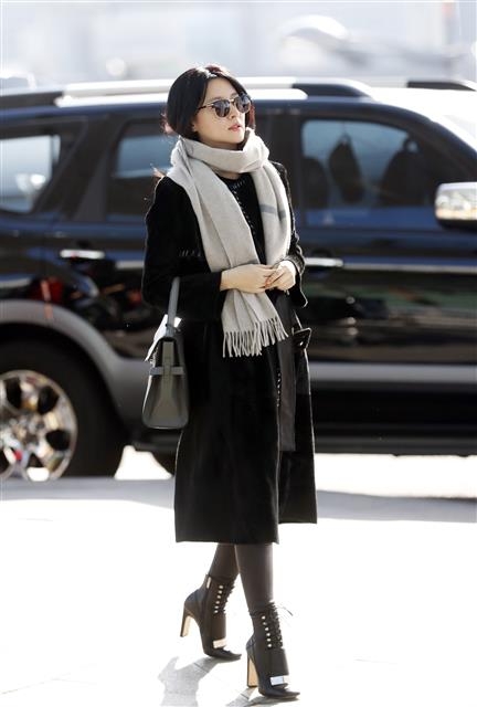 배우 이영애가 2017 MAMA 참석차 30일 오전 인천공항을 통해 홍콩으로 출국하고 있다.  뉴스1