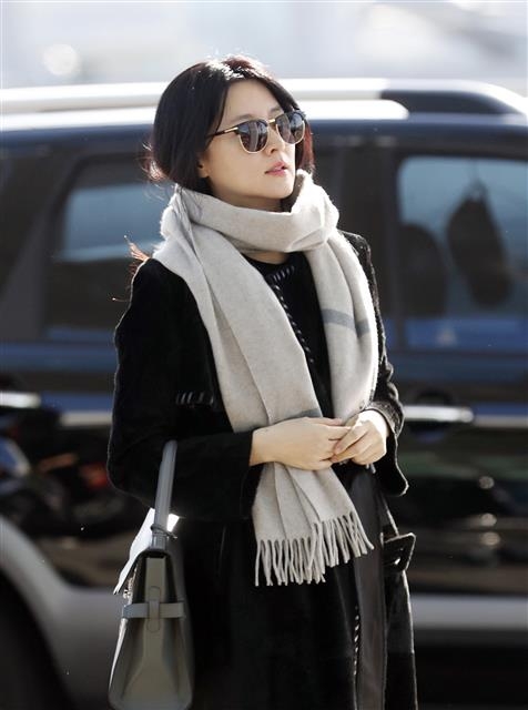 배우 이영애가 2017 MAMA 참석차 30일 오전 인천공항을 통해 홍콩으로 출국하고 있다. 뉴스1