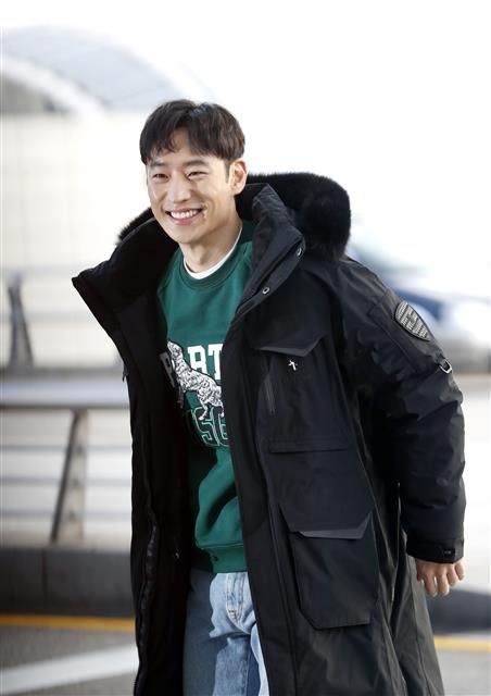 배우 이제훈이 2017 MAMA 참석차 30일 오전 인천공항을 통해 홍콩으로 출국하고 있다.  뉴스1