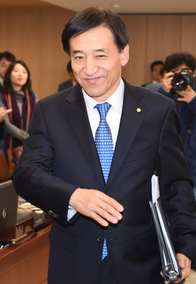 이주열 한국은행 총재가 30일 오전 서울 중구 삼성본관 한국은행에서 금융통화위원회를 주재하기 위해 회의장으로 들어서고 있다.  도준석 기자 pado@seoul.co.kr