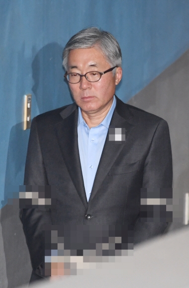 문화·예술계 지원배제 명단인 ’블랙리스트’ 사건으로 기소된 김종덕 전 문화체육관광부 장관이 30일 오후 서초구 서울고등법원에서 열린 공판에 출석하기 위해 법정으로 향하고 있다.  도준석 기자 pado@seoul.co.kr