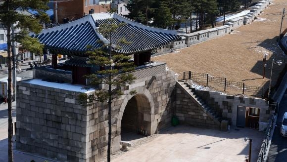 서울 사소문(四小門)의 하나인 중구 광희문. 조선 후기 천주교 박해 때 옥사하거나 맞아죽은 순교자 794명이 내버려지거나 매장된 순교 터이지만 한국천주교에선 잊혀진 성지로 남아 있다.  서울신문 DB