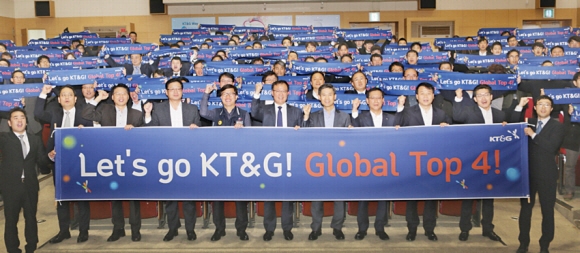 백복인 KT&G 사장 등 임직원들이 30일 대전 본사에서 열린 ‘글로벌 비전 선포식’에서 글로벌 톱 4 담배기업으로 성장하겠다는 의지를 담아 파이팅을 외치고 있다. KT&G 제공