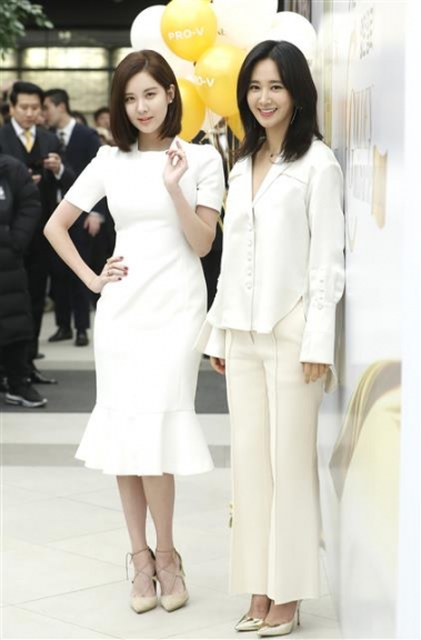 소녀시대 서현, 유리(오른쪽)가 30일 오후 서울 강남구 한 쇼핑목에서 열린 헤어 케어 브랜드 포토행사에 참석해 포즈를 취하고 있다. <br>뉴스1