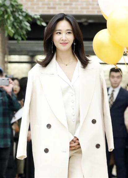 소녀시대 유리가 30일 오후 서울 강남구 한 쇼핑목에서 열린 헤어 케어 브랜드 포토행사에 참석하고 있다. <br>뉴스1