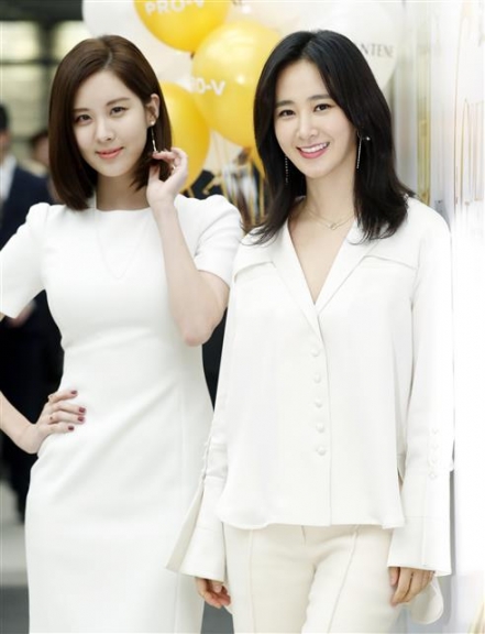 소녀시대 서현, 유리(오른쪽)가 30일 오후 서울 강남구 한 쇼핑목에서 열린 헤어 케어 브랜드 포토행사에 참석해 포즈를 취하고 있다. <br>뉴스1
