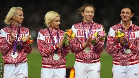 2012 런던올림픽 육상 여자 1600m 계주 은메달을 목에 건 채 자축하는 러시아 대표팀 선수들. 맨 왼쪽이 율리아 구시치나. AFP 자료사진 