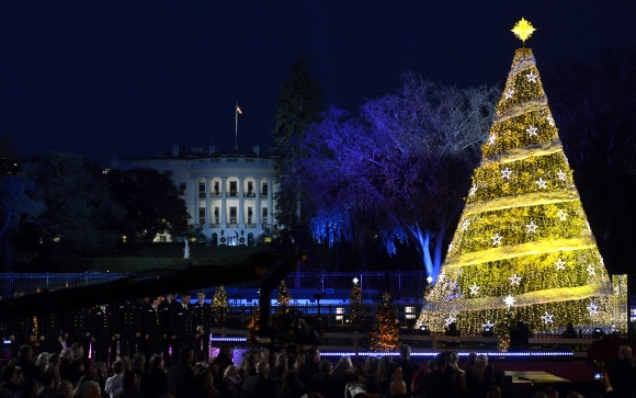 지난달 30일(현지시간) 미국 워싱턴DC 백악관 앞에서 ‘크리스마스 트리 점등식’이 열렸다. 이날 행사에서 트럼프 대통령은 ‘메리 크리스마스’라는 단어를 여러번 사용했다. 메리 크리스마스는 종교적 편향성이 드러난다고 해서 최근 미국에서는 ‘해피 홀리데이’라는 용어를 많이 쓰고 있었다. 2017-12-01 AP연합뉴스