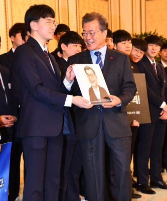 문 대통령, 기능올림픽 대표선수의 캐리커처 선물에 ‘함박웃음’