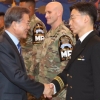 [서울포토] “대통령님, 이국종 소령입니다”…JSA 경비대대 지휘관 및 장병 초청 차담회