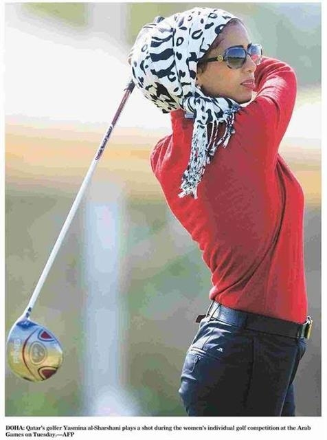 골프 라운딩에서 멋진 자세로 스윙하는 카타르 탤런트 야스미안 알샤르샤니의 옷맵시도 이채롭다. 핀터레스트(PINTEREST) 제공