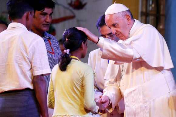 교황, 로힝야 난민에 축복 ’세계 무관심’에 용서 구해