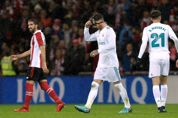 세르히오 라모스(가운데·레알 마드리드)가 3일 아틀레틱 빌바오와의 프리메라리가 14라운드 후반 퇴장당하며 보호 마스크를 벗고 있다. 빌바오 로이터 연합뉴스 