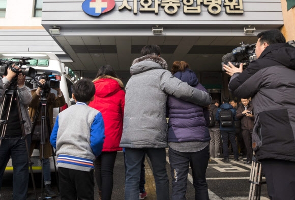 영흥대교 인근 해상에서 낚시배 전복 사고가 발생한 3일 오전 사고자 가족이 경기 시화병원으로 급히 들어가고 있다.  연합뉴스
