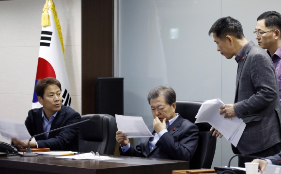 문재인 대통령이 3일 오전 국가위기관리센터에서 인천 영흥도 낚시배 전복사고에 대한 보고를 받고 있다.  청와대제공