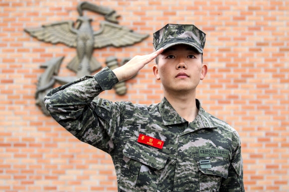 지난달 30일 경북 포항 해병대 교육훈련단에서 열린 ’2017년 마지막 해병대 신병 수료식’에서 미국 하버드대 컴퓨터공학도가 해병대원으로 탄생했다. 사진은 신병 수료식을 마친 하버드대 컴퓨터공학도 홍찬의 이병이 경례하는 모습.  해병대 제공=연합뉴스