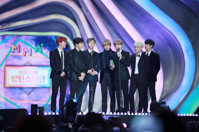 MMA 5관왕 방탄소년단, 세계서 가장 인기있는 보이그룹
