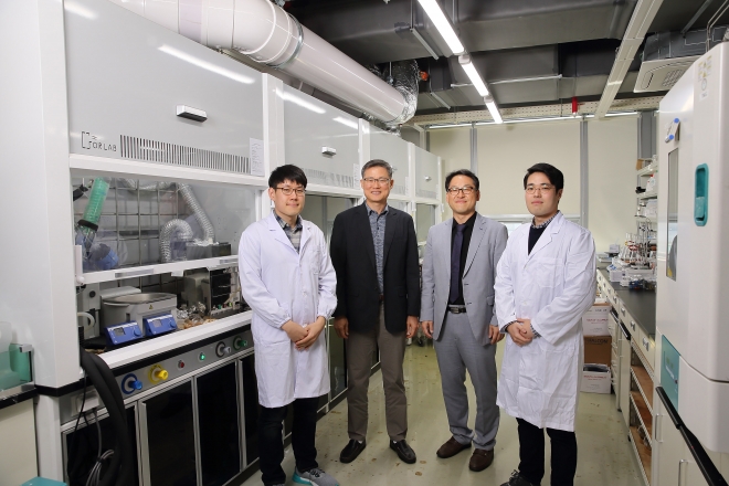 초음파 스프레이로 탄소나노 재료에 질소를 고정하는 기술을 개발한 UNIST 연구진. 왼쪽부터 신현오 연구원, 백종범 교수, 권태혁 교수, 김현탁 연구원. UNIST 제공.