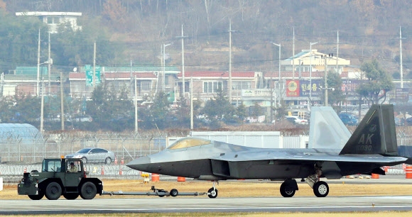 견인되는 F-22 랩터