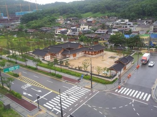 서울 강남구가 LH로부터 기부채납 받은 한옥을 리모델링해 최근 어린이도서관으로 개관했다.  강남구 제공