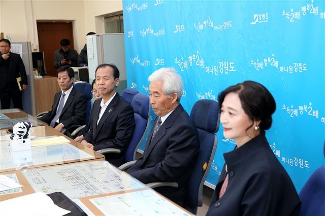 최문순(오른쪽 세 번째) 강원도지사는 4일 도내 숙박협회 관계자들과 함께 기자실을 찾아 동계올림픽 기간 숙박요금 바가지요금 근절 대책을 발표하고있다. 강원도 제공