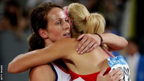 켈리 소더턴(영국)이 2008 베이징올림픽 육상 여자 7종경기 가운데 800m를 마친 뒤 동메달이 확정된 타냐나 체르노바(러시아)와 껴안으며 축하를 보내고 있다. 체르노바의 도핑 혐의가 확정돼 소더턴이 동메달을 승계하게 됐다. AFP 자료사진 