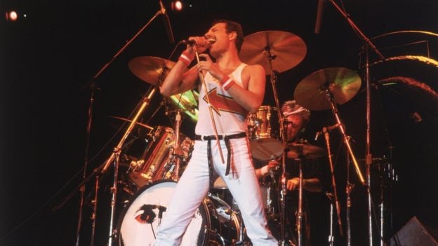 프레디 머큐리의 1982년 공연 모습. AFP 자료사진  