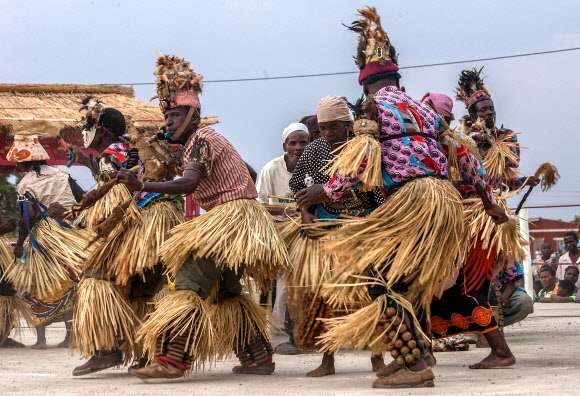 마법과 흡혈귀의 존재가 일종의 믿음으로 존재하는 말라위의 한 축제에서 펼쳐진 전통율동 리허설. 말라위는 동아프리카에서급속히 번져가는 흡혈귀 공포의 진원으로 평가를 받고 있다. 2017-12-05 사진=AFP 연합뉴스 자료사진