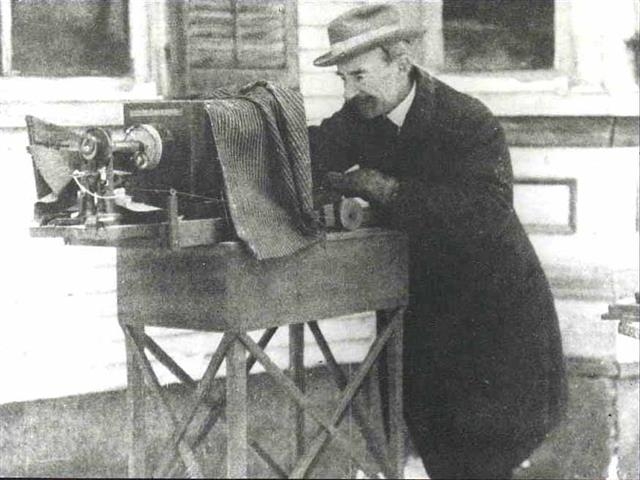 ‘눈꽃 아저씨’ 윌슨 벤틀리는 1885년 현미경에 카메라를 단 장치를 활용해 최초로 눈 결정 사진을 촬영했다. 이후 46년 동안 5000점이 넘는 눈송이 사진을 찍어 처음으로 눈송이도 사람의 지문처럼 똑같은 것이 없다는 것을 보였다. 1931년 11월 벤틀리는 자신의 성과를 바탕으로 ‘눈 결정’이라는 유명한 책을 출판하기도 했다.  미국 위스콘신 메디슨대학 제공