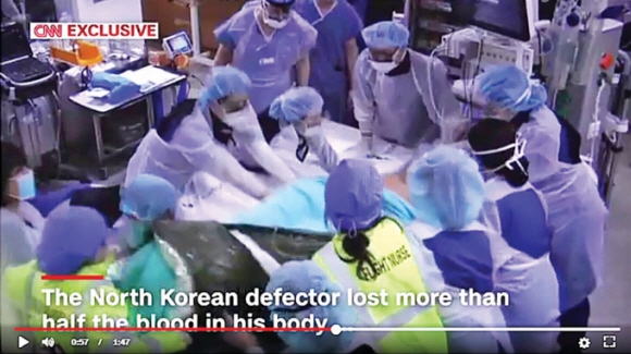지난달 13일 판문점 공동경비구역으로 귀순한 북한 병사가 응급 수술을 받는 장면이 5일 CNN을 통해 공개됐다. 연합뉴스