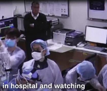 귀순병사 오청성씨의 수술실에 검은 옷을 입은 한 남성이 팔짱을 낀채 수술과정을 지켜보고 있다. CNN 캡처