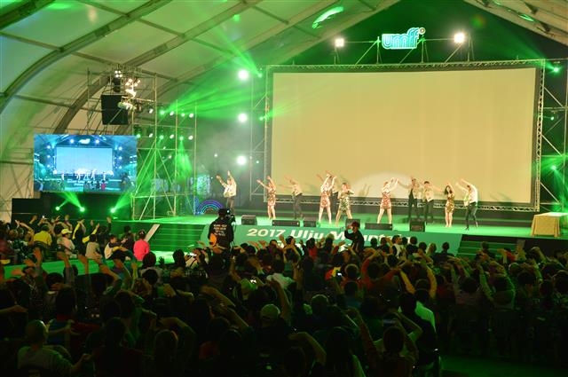 울주세계산악영화제 관람객들이 지난 9월 21일 울산 울주군 상북면 복합웰컴센터에서 열린 제2회 영화제 개막 축하공연을 즐기고 있다.  울주산악영화제 사무국 제공