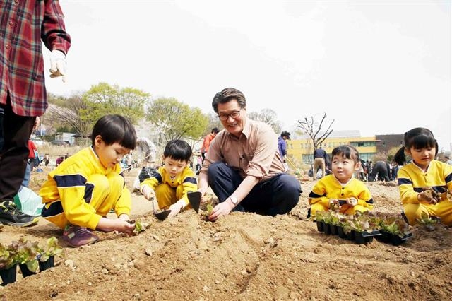 지난 4월 서울 관악구에 개장한 강감찬 텃밭에서 유종필(가운데) 관악구청장이 어린이들과 상추를 심고 있다. 서울시는 관악구를 도시농업 우수 자치구로 선정했다고 5일 밝혔다. 관악구 제공
