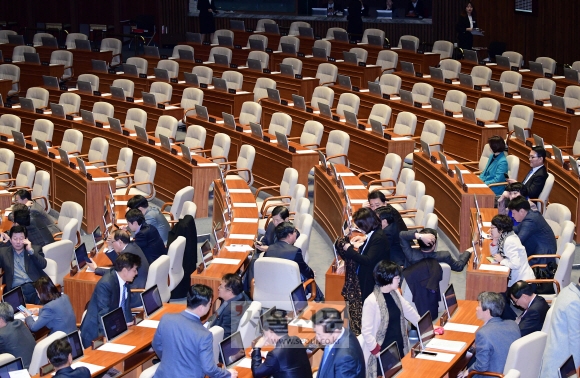 본회의장 자리 비운 한국당 의원들 