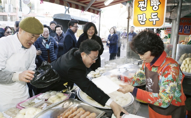 　젊은 층이 선호하는 매운맛 조리법을 개발해 경기도 전통시장 명품점포에 선정된 부곡도깨비시장 ‘진미만두’. 의왕시 제공