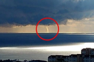 마치 용이 승천하듯… 서귀포 바다의 용오름