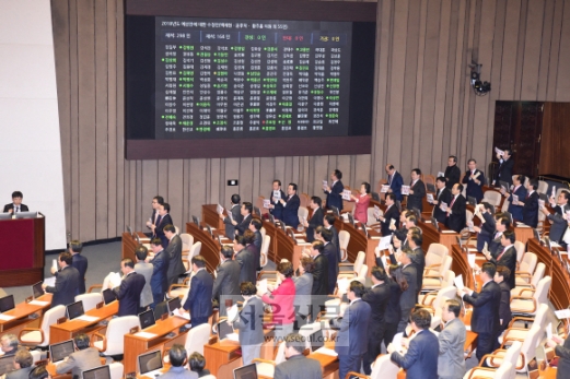 [서울포토] 2018년도 예산 428조 진통 속 본회의 통과