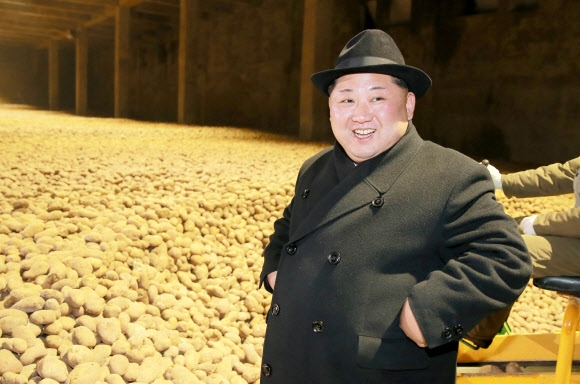 김정은 북한 노동당 위원장이 새로 지어진 삼지연 감자가루생산공장을 방문해 시설을 시찰하고 있다.  연합뉴스